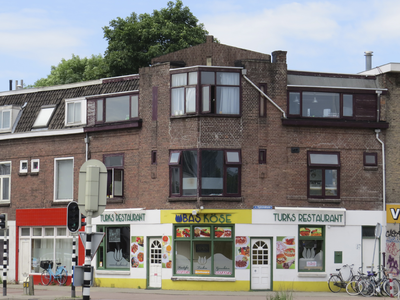 908671 Gezicht op het winkelhoekpand Marnixlaan 118 te Utrecht, met rechts de Van Egmondkade.N.B. bouwjaar: 1920 ...